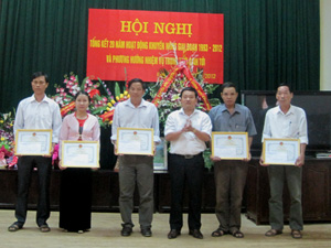 Lãnh đạo huyện Kim Bôi trao giấy khen cho các tập thể có thành tích xuất sắc trong hoạt động khuyến nông giai đoạn 1993 – 2012.